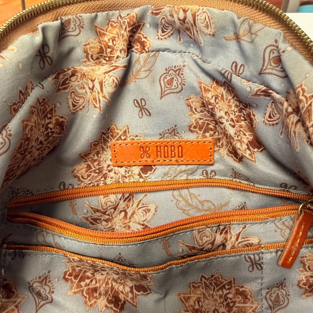 HOBO Tan Leather Shoulder Bag and matching wallet - Picture 2 of 7